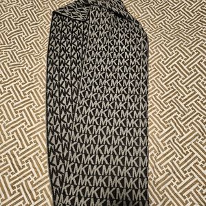 Michael Kors Signature Infinity Scarf Black/Gray